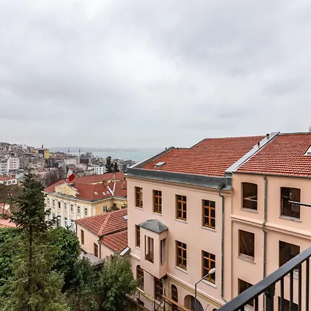 דירה Historical Flat With A Lovely Sea View In Beyoglu *