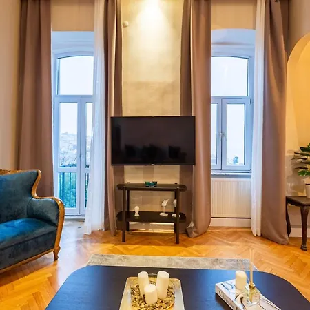 Historical Flat With A Lovely Sea View In Beyoglu